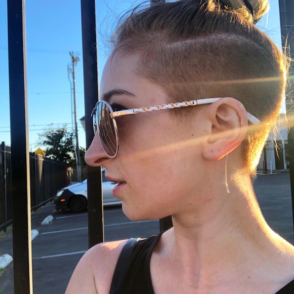 Meet your Posher, Bretta - Picture 3 of 3